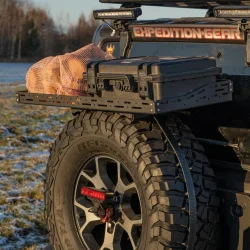 Mocowania laUniwersalny bagażnik / platforma do koła zapasowego Expedition Gear Jeep Wrangler JLmp pod zawiasy szyby JL